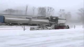 Carambola en la autopista por nieve y neblina