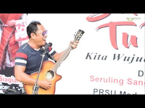 Tongam Sirait Feat De Gorga band check sound at Pekan Raya Sumatera Utara