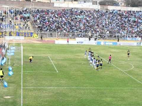 Tiro libre de Everton...