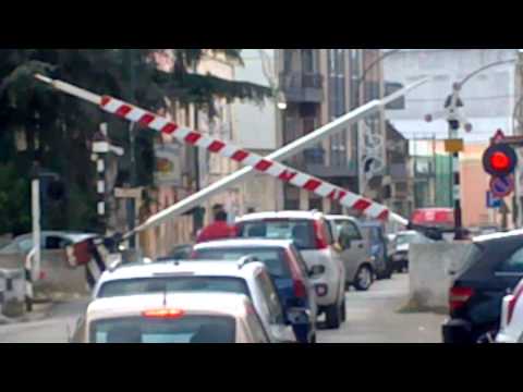 Sorpresa una littorina velocemente al passaggio a livello di copertino