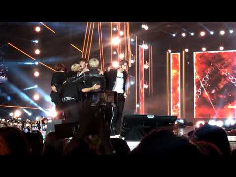 18/11/17  WANNA ONE - Burn it up and talk ending AT HEC KOREA CONCERT THAILAND