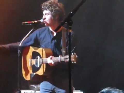 The Kooks live in Singapore - Jackie Big Tits (acoustic)