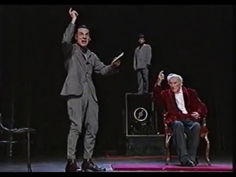 Οι σκηνές 6 και 7 από το Der aufhaltsame Aufstieg des Arturo Ui [Η άνοδος του Αρτούρο Ούι που μπορούσε να ανακοπεί] σε σκηνοθεσία [[#Heiner Müller [Χάινερ Μύλλερ]#]] (Berliner Ensemble, 1995). Η καταγραφή έγινε στο Berliner Theatertreffen του 1996. Στο «μάθημα υποκριτικής», ένας ηλικιωμένος ηθοποιός ([[#Bernhard Minetti [Μπέρνχαρντ Μινέττι]#]]) μαθαίνει στον Ui ([[#Martin Wuttke [Μάρτιν Βούττκε]#]]) πώς να περπατά, να στέκεται και να βγάζει λόγο. Η επική παραβολή δείχνει έτσι ότι η εξουσία είναι κοινωνική χειρονομία (gestus) που μαθαίνεται, άρα μπορεί και να ανακοπεί.