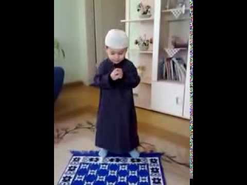 Fëmija i vogël therret Ezanini dhe e fal namazin