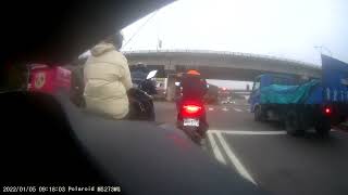2022.01.05 桃園市中壢區桃圳路 貨車右轉小碰撞（紅燈右轉的下場