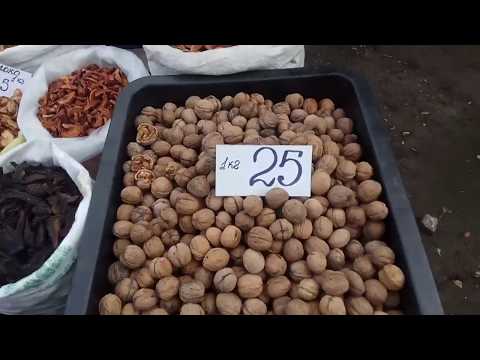 Цена на грецкий орех в Чернигове. 切尔尼戈夫，乌克兰核桃​​的价格。The price of a walnut in Chernigov, Ukraine.