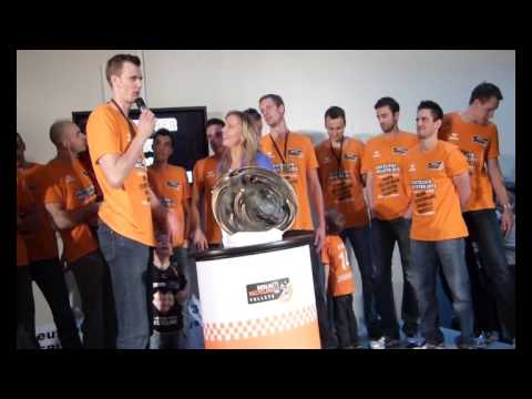 Saisonabschluß, BR Volleys, Deutscher Meister, mit Anhängern in der MaxSchmeling-Halle