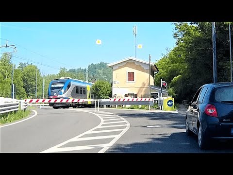 Passaggio a livello Vallerana dir.Asti treno in transito # railroad crossing # bahnübergang