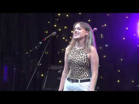 Rugilė Lieliungaitė atlieka gražią dainą.