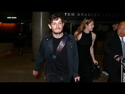 Games Of Thrones Star Iwan Rheon Signs Tons Of Autographs After Long Overseas Flight
