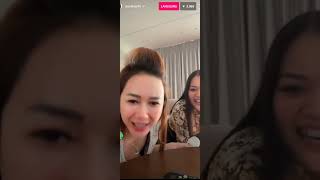 Download lagu Detik Detik Baju Aura kasih ke angkat saat live #aurakasih #artist #viral mp3