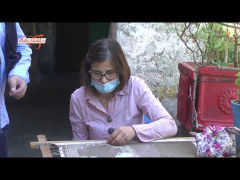 Tra i vicoli antichi di Isnello questa donna intenta in un antico mestiere cattura la nostra attenzi