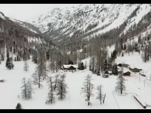 Drohnenflug im Winter über das Gasthaus Spinas