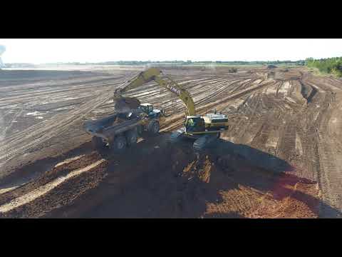 Excavating a pond, top loading Cat D400E with a Cat 345C excavator