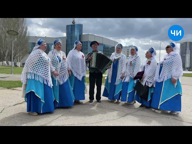 Музыкальный коллектив ДК «Родник» поздравляет горожан с праздником.