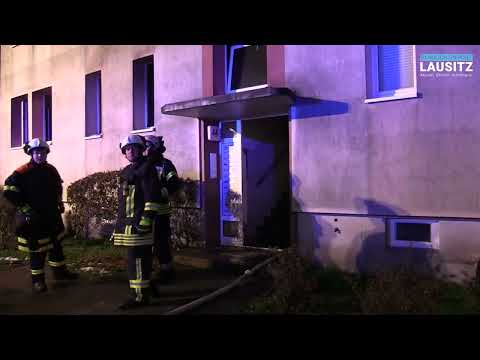 Senftenberg: Wohnungsbrand und Feuer auf Deponie - Zwei parallel laufende Großeinsätze