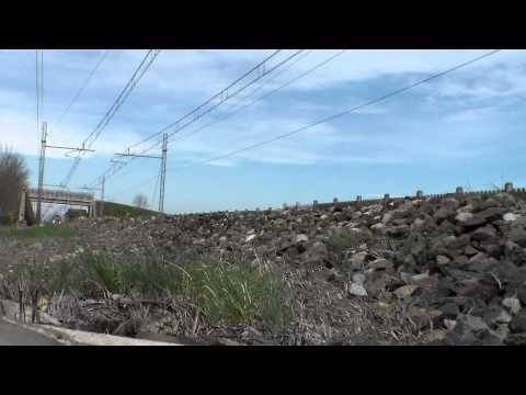 LOCOMOTORE E. 464 .183 CON CARROZZE PASSEGGERI IN TRANSITO.  16 - 3 - 2014.