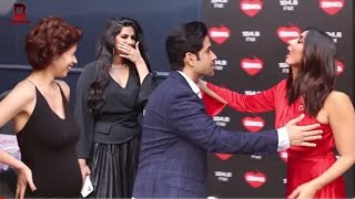 oops Kareena Kapoor brest touched by tushar kapoor