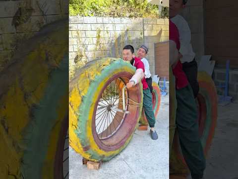 The young man was given the world's largest motorcycle.😂 その若者は世界最大のバイクを贈られた。