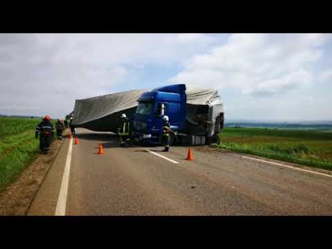 Autotren incarcat cu parchet rasturnat pe drum  Danila Suceava 15 06 2021
