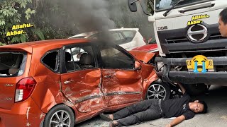 Download lagu INNALILLAHI !!! TEREKAM TRAGEDI DI DEPAN MATA, Hilang Kendali Mobil Tabrak Truk Di Tanjakan Keramat mp3