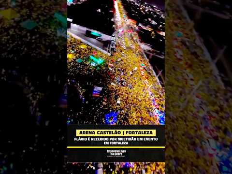 Flávio Bolsonaro foi recebido por uma multidão na noite da quarta (21) em Fortaleza