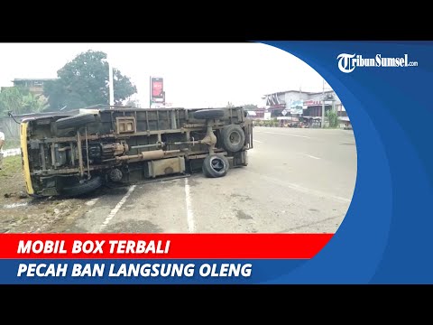 Mobil Box Terbali  Pecah Ban Langsung Oleng