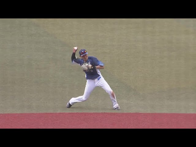 【2回裏】なぜそこにいる!! ライオンズ・源田壮亮 2塁ベース右の打球を処理する好プレー!!  2023年10月1日 千葉ロッテマリーンズ 対 埼玉西武ライオンズ