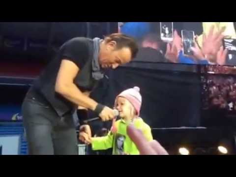 Bruce Springsteen - Waitin on a Sunny Day - with the little girl Hope - Ullevål, June 29, 2016, Oslo