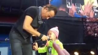 Bruce Springsteen - Waitin on a Sunny Day - with the little girl Hope - Ullevål, June 29, 2016, Oslo