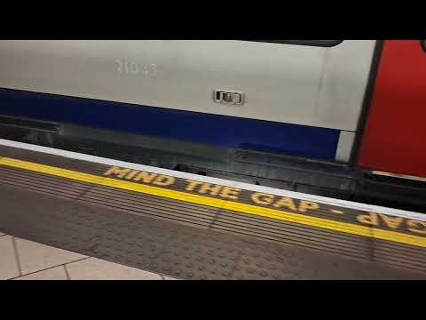Metropolitan train arrives in Baker Street 2. #London #train 