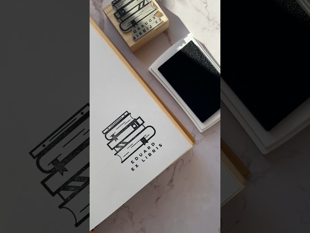 Vídeo relacionado con Stamp by Me – Sello para Libros en Relieve Personalizado | Marcador en Seco Elegante | Diámetro de 40 mm | 5 Diseños Personalizables con Nombre | Embosador de Libros Ex Libris | Tamaño 10 x 10 cm