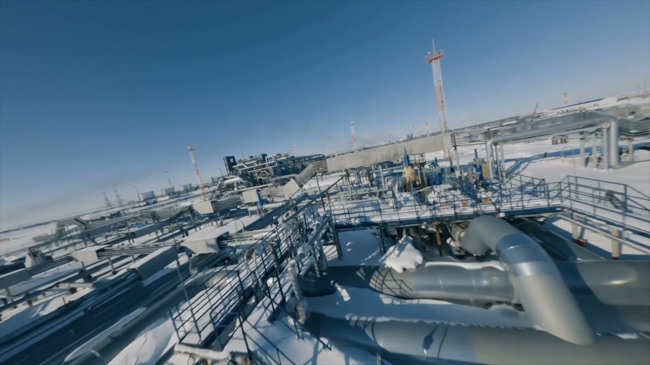 Полет дрона над арктическим месторождением «Газпром нефти»