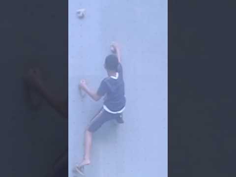 Bocah Nekat!!!  Panjat Tebing Tanpa Alat, Apa yang Terjadi...?  #videoshort #trending #kisahnyata