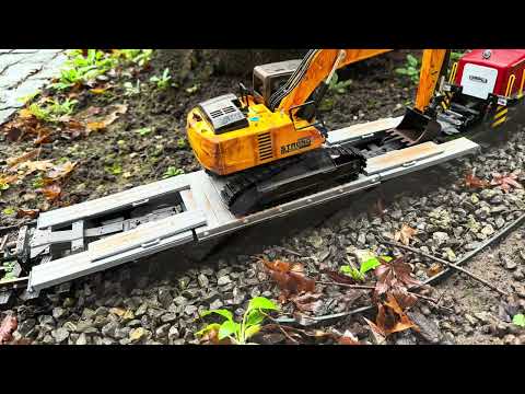 Gartenbahn Rhb Uaik 8301 / Xak 935 Podestwagen mit Baggertransport