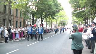 preview picture of video 'Schützenfest Wickrath 18.06.2012 - Parade 2. Teil'