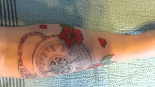 preview picture of video '1ère séance de tatouage pour Ophélie, montre et fleurs de cerisier, by Syltattoo.'