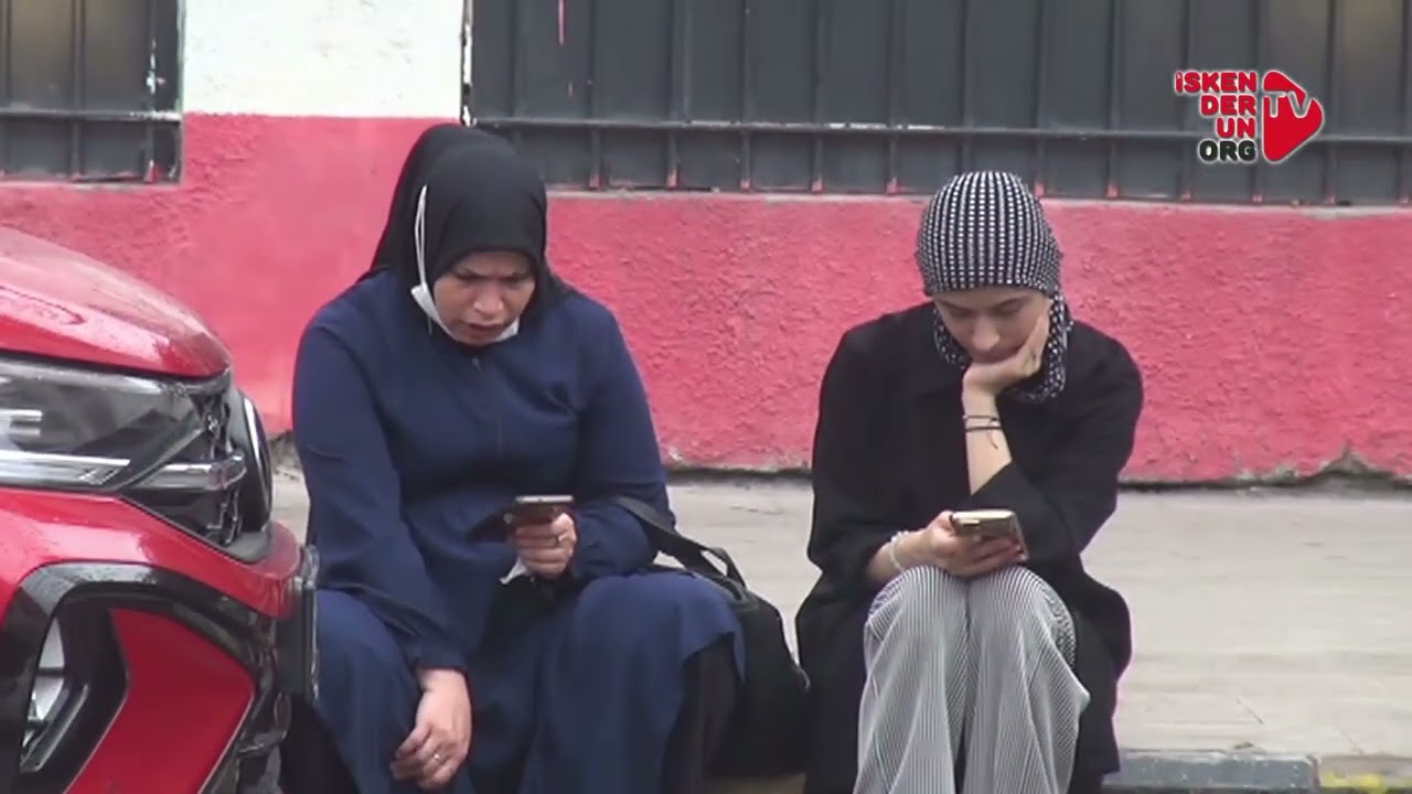 Öğrenciler Salonda, Veliler de Dışarıda Ter Döktü