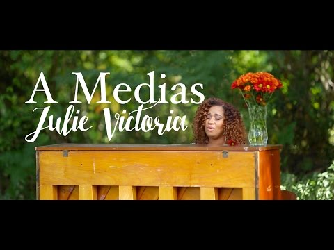 Julie Victoria - A MEDIAS (Pieces - Amanda Cook, Bethel Music) (HD)