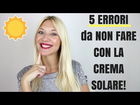 I pigmentary notano su un torace Donna di canzone di konopushka di moda traccia di sostegno
