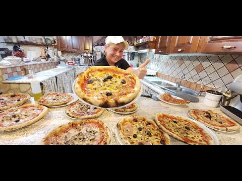 Pizza con il lievito madre, fatta in casa con il forno a legna da una semplice casalinga