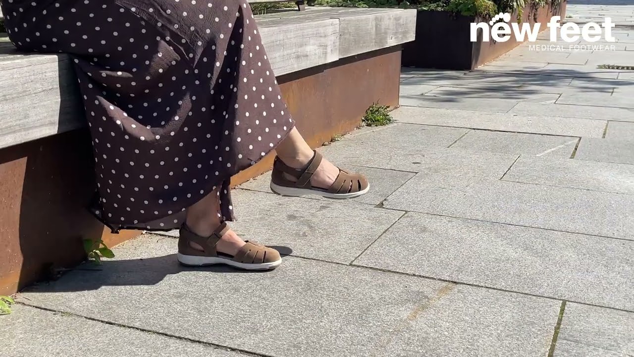 Sandal med stängd tå och en enkel kardborreknäppning