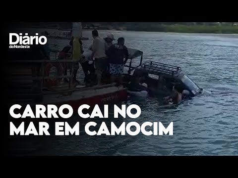 Carro com turistas cai no mar durante travessia de balsa em Camocim, interior do Ceará