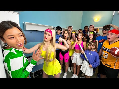 C'È UNA NUOVA RAGAZZA NEL CAMPUS 😍 Squadra di tennis contro adolescenti nel campus | Campus Italian