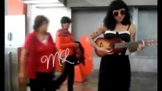 Mon Laferte Cuando cantaba en él metro | Un Alma en Pena