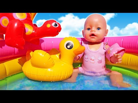 Baby Born oyuncak bebek Anabelle havuzda eğleniyor! Bebek bakma oyunları!