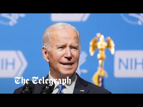 Biden lancia il piano invernale per combattere il Covid-19 in mezzo all'impennata dei casi di Omi...