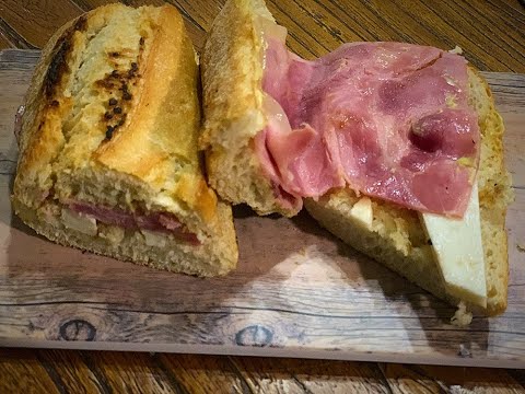 Bocadillo de lacón con queso y mostaza | Aquí te pillo y aquí te mato