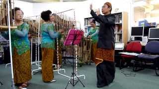 Download lagu Amazing Grace played on the Indonesian Angklung Instruments mp3