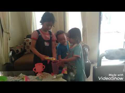 Makan Ice Cream Paddle Pop (Putri Naila & Ziyad)